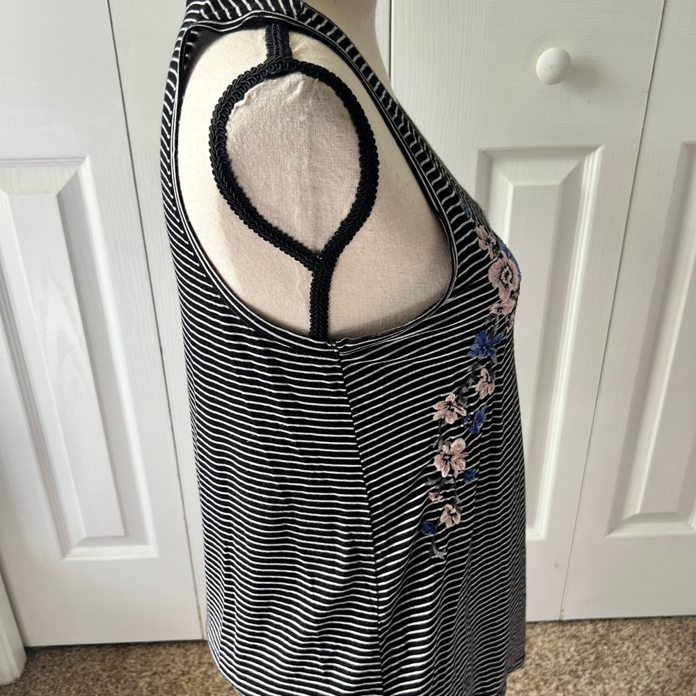 American Eagle Striped Black and White Floral Embroidered Women's Top Sz Small - Picture 5 of 9